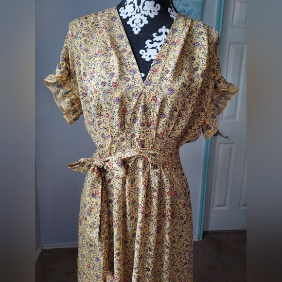 Max Studio Floral dress in yellow, black and White. Size M - Picture 9 of 14